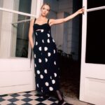 Jodie Comer Instagram - 🌹 PHOTOGRAPHY: @juliettecassidy STYLING: @hels_broadfoot HAIR: @jamesrowehair  MAKEUP: @florriewhitemakeup  NAILS: @rebeccajadewilson_nails