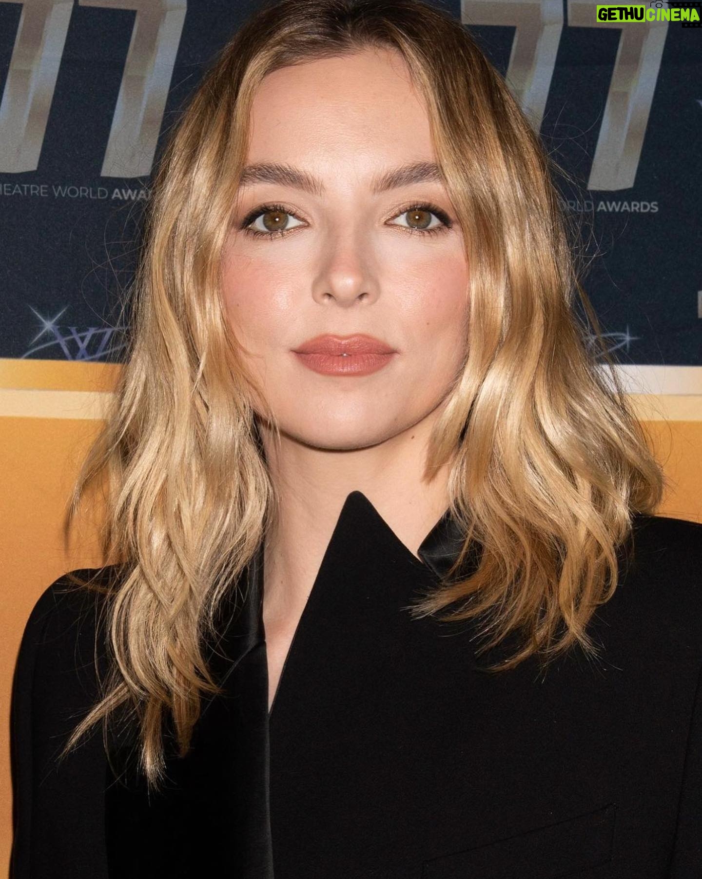 Jodie Comer Instagram - Thank you Theatre World for this wonderful honour. It has been the greatest gift coming to Broadway with a play as special as this one. @missdumezweni thank you for your honesty, time and words - the most rock and roll introduction I’ve ever had the pleasure of receiving! @estreetprods #primafacieplay