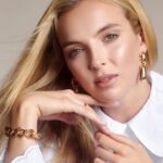 Jodie Comer Instagram - Morning! I’m getting really up in your face right now. My heads taking up the whole square, I know. I spent a day chatting to @harrodsbeauty covering all things skin care with @noblepanacea and it was lovely! Thank you to this wonderful team... @florriewhitemakeup 🔮 @callumtoy @kenorourke1 @rebeccajadewilson_nails @jack.s.reid @johnclarkhaircolour @vrwpublicity #noblepanacea