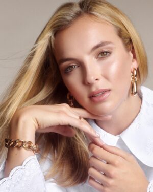 Jodie Comer Instagram - Morning! I’m getting really up in your face right now. My heads taking up the whole square, I know. I spent a day chatting to @harrodsbeauty covering all things skin care with @noblepanacea and it was lovely! 

Thank you to this wonderful team...
@florriewhitemakeup 🔮
@callumtoy 
@kenorourke1 
@rebeccajadewilson_nails 
@jack.s.reid 
@johnclarkhaircolour 
@vrwpublicity

#noblepanacea