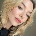 Jodie Comer Instagram – Keeping my skin hydrated in the heat with my Radiant Resilience Moisturizer from @noblepanacea. With its active ingredients and long lasting hydration, this is my everyday go to product! 

Kitchen cuts with @sammcknight1 round 2! ✂️