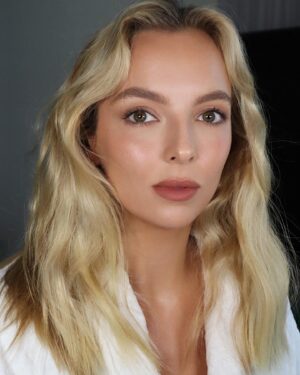 Jodie Comer Instagram - It’s been a great week talking about our firework of a film @freeguymovie. 

My skin always needs to be shown some care but especially now after being lucky to travel and having Villanelle knocking on my door (literally kicking it down)...She’s ready to go, so I have to be too.

I've said this before but my @noblepanacea Radiant Resilience Moisturizer from their Brilliant Collection really is my go to product. It's been a staple in my routine, especially these last couple of weeks. It gives the best long lasting hydration and brightness whilst being held in the most convenient packaging for travelling. Your skin is left instantly nourished with no excess residue (which is a personal pet peeve of mine). Look after yourself while simultaneously looking after the planet! 

@elizabethsaltzman 
Hair: @jacobrozenberg 
Makeup: @hungvanngo prepping with @noblepanacea 
#NoblePanacea #TheBrilliantSkin