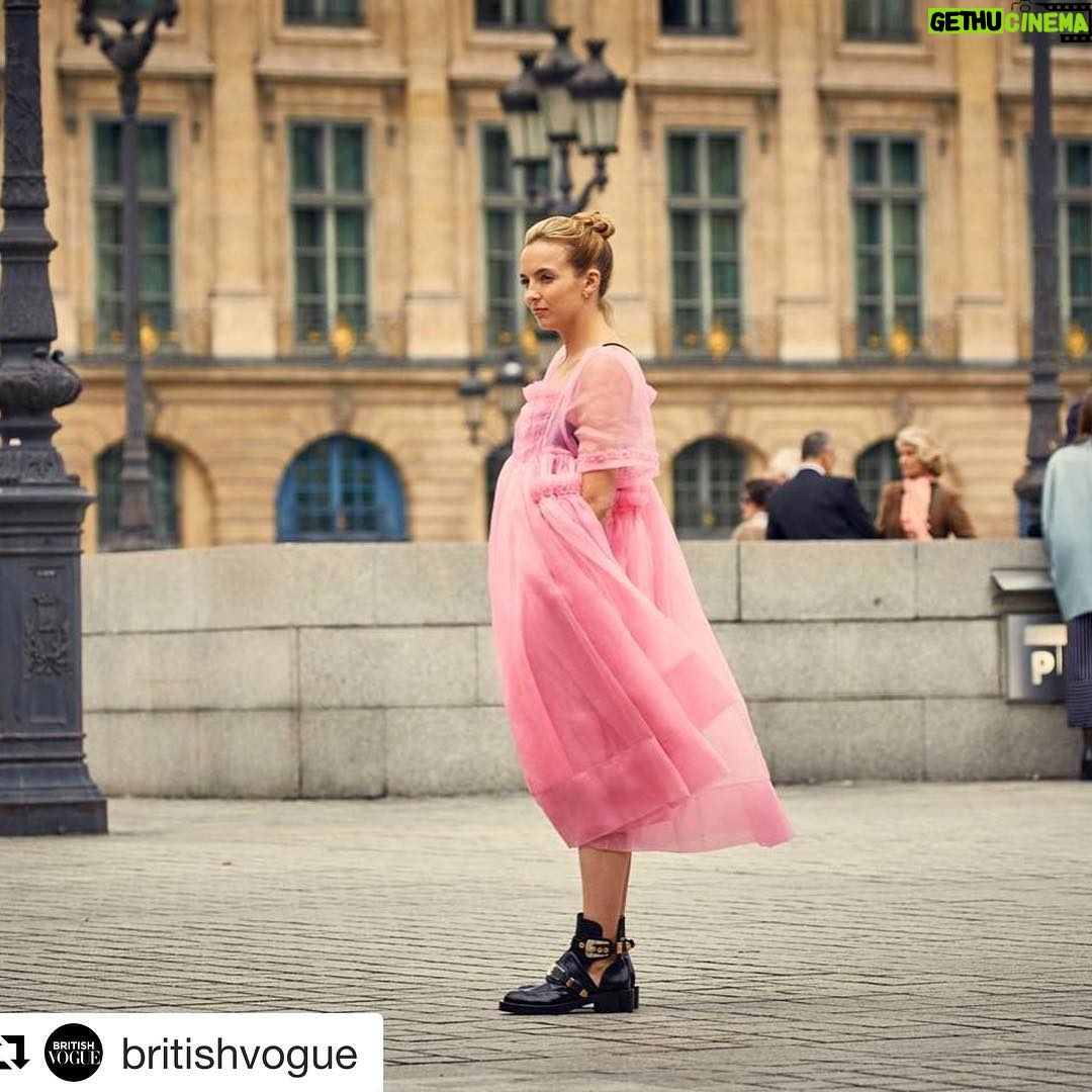 Jodie Comer Instagram - #Repost @britishvogue with @get_repost ・・・ It’s everyone’s autumn TV obsession, for so many reasons… Click the link in bio to read @katie_berrington’s interview with @jodiemcomer on Villanelle's killer wardrobe and filming @killingeve season 2.