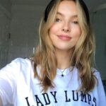 Jodie Comer Instagram - It was such an honour to meet you @iamlaurenmahon at this years @stylistmagazine ‘Remarkable Women Awards’. After hearing about the work that you do, Remarkable is exactly what you are! | Ladies, head over to the @girlvscancer page and check out the work that Lauren and her team are doing to help provide comfort and raise awareness for women affected by cancer. She has created a safe space in which women can offer support to one another and communicate. Enabling them to not feel so alone in what can be an incredibly isolating situation. | The TIT-TEES are cool AF and 25% of the proceeds go to charitable organisations which are vital in helping provide support to those affected by this awful disease. | Lauren when I met you, you were so wonderfully open and to turn a negative into a positive the way that you have is so utterly inspiring. We spent little time together but meeting you was the most rewarding part of that evening. Thank you for motivating me to be a better person! Now go check out @girlvscancer GO GO GO! X #girlvscancer