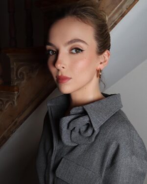 Jodie Comer Instagram - @hungvanngo 
@peterluxhair 
@fabricioormonde 
@elizabethsaltzman 

Feeling all fancy. 🌹