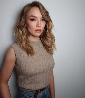 Jodie Comer Instagram - Bikeriders press is officially underway which means hanging out with my two biggest hype men. @hungvanngo & @harryjoshhair #agurlneedshergays

Bikeriders in theatres June 21st!