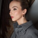 Jodie Comer Instagram – @hungvanngo 
@peterluxhair 
@fabricioormonde 
@elizabethsaltzman 

Feeling all fancy. 🌹