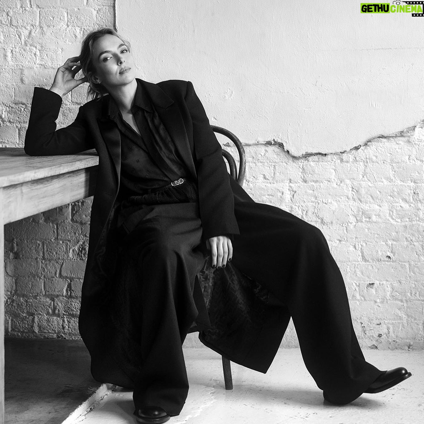 Jodie Comer Instagram - EMPIRE 🖤 Styling by @luke_jefferson_day, assisted by @zac_sunman. Hair by @sammcknight1, assisted by @ryansteedmanhair. Makeup by @babskymakeup. Nails by Amy Hide. Set dressing by @propped_up_ltd. Creative director @neonmessiah. Photography director @joannamoran. Photographed by @amandafordycephoto for @empiremagazine