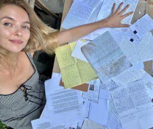 Jodie Comer Instagram - Thank you to anyone who sent letters to the Golden Theatre during our Prima Facie Broadway run. I’ve finally had the time and head space to sit and read them all. Thank you for your unwavering honesty and vulnerability. I feel privileged that so many of you chose to share with me your own life experiences and how the play has helped you heal.

I miss it, all of it.

I thought I’d share some words that gave me comfort and energy during this wonderful time. 

X