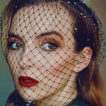 Jodie Comer Instagram – On a mission to find a character with this wardrobe! 🕵🏼‍♀️ @townandcountrymag