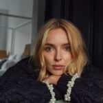 Jodie Comer Instagram - @harrodsbeauty with @noblepanacea Photographer @jongorriganphotography Make-up @babskymakeup Hair @halleybrisker Harrods Magazine Editor @katieservicebeauty Fashion Editor @elizabethrey_ Beauty Editor @oliviadecbeauty Interview @kathleen_bairdmurray (Thank you) #noblepanacea 🖤