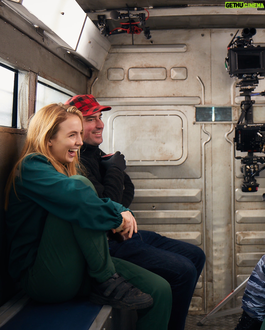 Jodie Comer Instagram - BTS @killingeve EP7 | Considering it was quite a troublesome episode, it was still smiles all round! #killingeve (we need a log emoji) 🤷🏼♀️