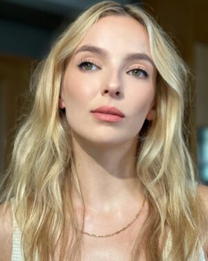 Jodie Comer Instagram - I was looking at a giant slice of cake. 😌

Getting ready with the team for day 2 of @freeguymovie press. 
Styling @elizabethsaltzman 
Makeup @babskymakeup 
Hair @leighkeateshair 
Nails @nailsbymh 
@vrwpublicity 

IN CINEMAS AUGUST 13th!