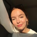 Jodie Comer Instagram - Woke up with skin like a disco ball. Thankyou @jasminavicoskin #vicoglow ⭐️💫✨
