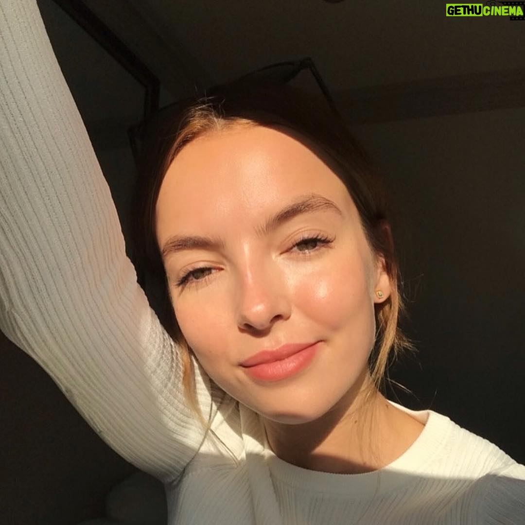 Jodie Comer Instagram - Woke up with skin like a disco ball. Thankyou @jasminavicoskin #vicoglow ⭐️💫✨