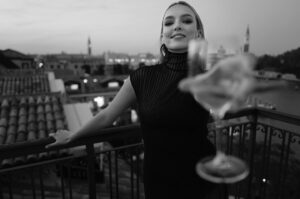 Jodie Comer Instagram - @gregwilliamsphotography 
@labiennale 
🖤🖤🖤
THE LAST DUEL