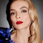 Jodie Comer Instagram - @burberry 💙❤️