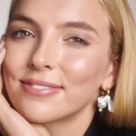Jodie Comer Instagram - Morning! I’m getting really up in your face right now. My heads taking up the whole square, I know. I spent a day chatting to @harrodsbeauty covering all things skin care with @noblepanacea and it was lovely! Thank you to this wonderful team... @florriewhitemakeup 🔮 @callumtoy @kenorourke1 @rebeccajadewilson_nails @jack.s.reid @johnclarkhaircolour @vrwpublicity #noblepanacea