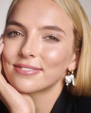 Jodie Comer Instagram - Morning! I’m getting really up in your face right now. My heads taking up the whole square, I know. I spent a day chatting to @harrodsbeauty covering all things skin care with @noblepanacea and it was lovely! 

Thank you to this wonderful team...
@florriewhitemakeup 🔮
@callumtoy 
@kenorourke1 
@rebeccajadewilson_nails 
@jack.s.reid 
@johnclarkhaircolour 
@vrwpublicity

#noblepanacea