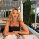 Jodie Comer Instagram – When you have a tan for one week out of the whole year. 🥲

(You have to show it off)