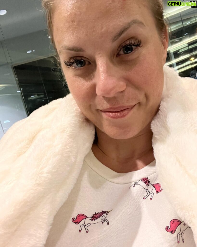 Jodie Sweetin Instagram - Thanks to all the fans at 90’s con Tampa! @thats4ent another great time was had by all! Also, I’m currently wrapped in the SOFTEST blanket I got while there… if you need me, I’ll be in my @minkycouture cloud **Last pic is a fan tattoo of How Rude! Haha! They got it done there!