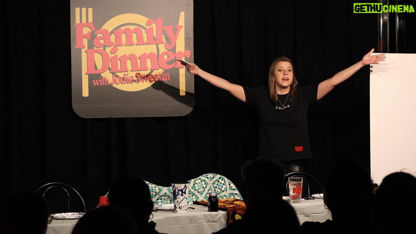 Jodie Sweetin Instagram - Thank You to everyone who came out to @jodiesweetin’s Family Dinner at @thecomedystore! Especially our hilarious guests. Stay tuned for details on our next live show. See you then!