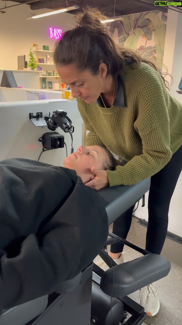 Jodie Sweetin Instagram - The best gift you can bring to your loved ones this holiday season is YOU— you showing up aligned, healthy, calm, present, and clear. 🎁 Link in bio to book or call us for more info. #basshasyourback #healing #healingjourney #wellness #wellnessjourney #chiropractic #chiropractor #chiropracticadjustment #beverlyhills #losangeles #asmr #happyholidays
