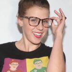 Jodie Sweetin Instagram - @jodiesweetin and our notorious RBG Pop Art Tee hit the red carpet🍿🎬 Look Good. Do Good. Change the world. 10% of every purchase is donated to our selected partnered nonprofits fighting real-issues! 🌎🤍