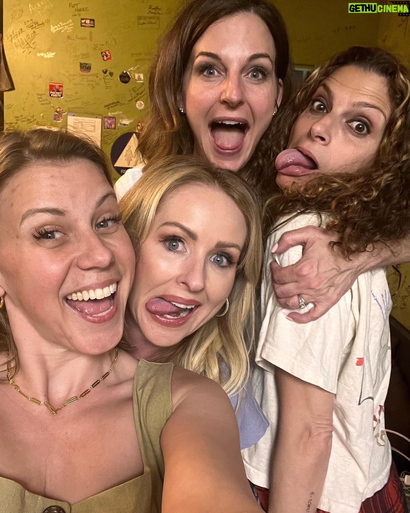 Jodie Sweetin Instagram - Can’t believe how hard we laughed last night at @imomsohard Ladies Night! These women put on a SHOW and, clearly, are our spiritual, potty-mouthed, ADHD, anxiety/depression sisters! @therealsmedley and @sweeneykristin, we fucking love you! Thank you for the hilarious night and for being you! Oh, and we brought along @sabrinasee (NTIST reunion!) and @lkaseff for some @flapperscomedy action as well! Nothing like a little #flappyapp action on a Wednesday night! #imomsohard #jensmedley #kristinsweeney #jodiesweetin #ladiesnight #adhd #anxiety #depression #flappers #friends #bestfriends #flaps #ntist #freecookie #klassy