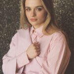 Joey King Instagram - Thank you Flaunt. This cover coming out the day after the finale for @weweretheluckyoneshulu was released feels so celebratory. I’m reading your comments and your posts about the show and I can’t thank you enough for the outpouring of love. Thank you🤍 Credits🤎 @flauntmagazine Photos: @samdameshek Styling: @jaredengstudios wearing @majeparis @misho_designs Written by: @joshen_mantai Hair: @rena.calhoun Makeup: @allanface using @anastasiabeverlyhills Nails: @thuybnguyen Flaunt film: @isaacdektor Location: @apparatusstudio #FlauntMagazine #GettingAround #AbhLipVelvet