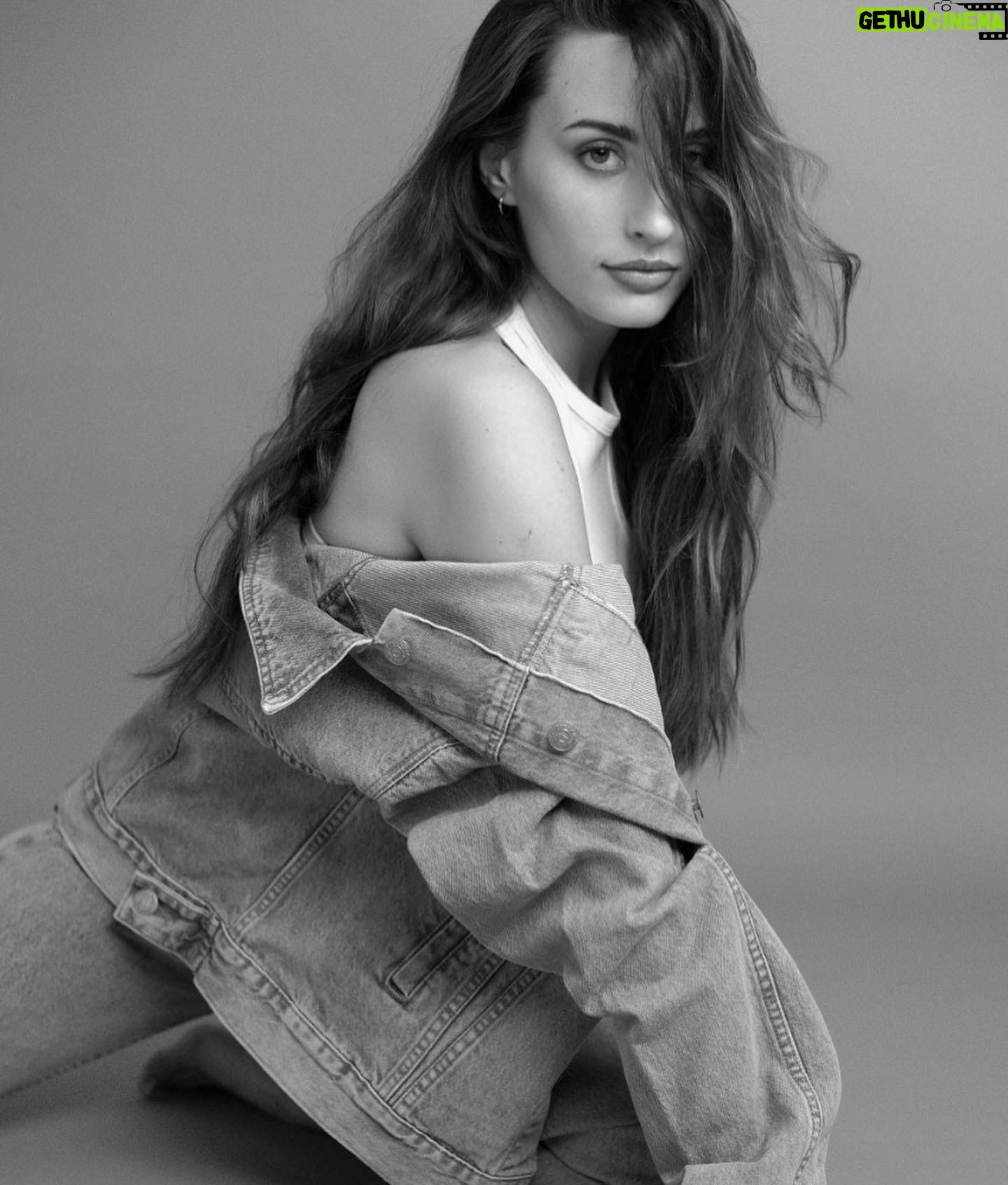 Johanna Francella Instagram - 🌔 • @edu_weis @anitanoseda @iviboveda •