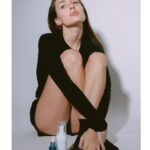 Johanna Francella Instagram - Siempre con @natura.argentina porque me cuida la piel todos los días 🤍 Gracias al Serum Biohidratante que rellena e hidrata las diferentes capas de la piel de manera inmediata, progresiva y duradera, con más de 75% ácido hialurónico en la piel. Y al Chronos Aqua que estimula los mecanismos naturales de producción de ácido hialurónico. Cupón de descuento: SERUM15