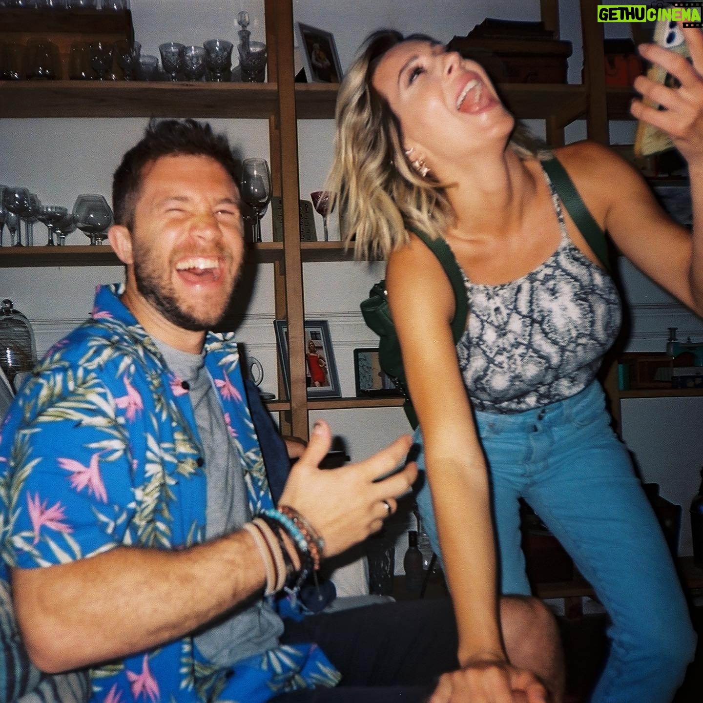 Johanna Francella Instagram - Llevé mi cámara a todos lados durante las grabaciones. No me tenían mucha fe, en especial @matiasmayer Acá el resultado revelado 🎞❤️ Millennials 21 de Mayo por @netflixlat 🔥🔥🔥🔥🔥🔥