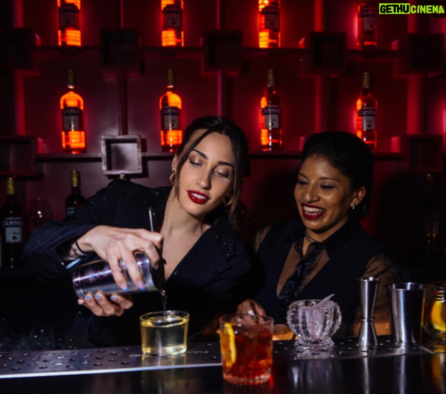 Johanna Francella Instagram - El Negroni, cuya esencia es el Campari, es el cóctel clásico más vendido del mundo. La Negroni Week se celebra entre el lunes 18 y el domingo 24 de Septiembre. En @campariarg vas a encontrar los bares que participan ❤️ #NegroniWeek #Negroni #Campari