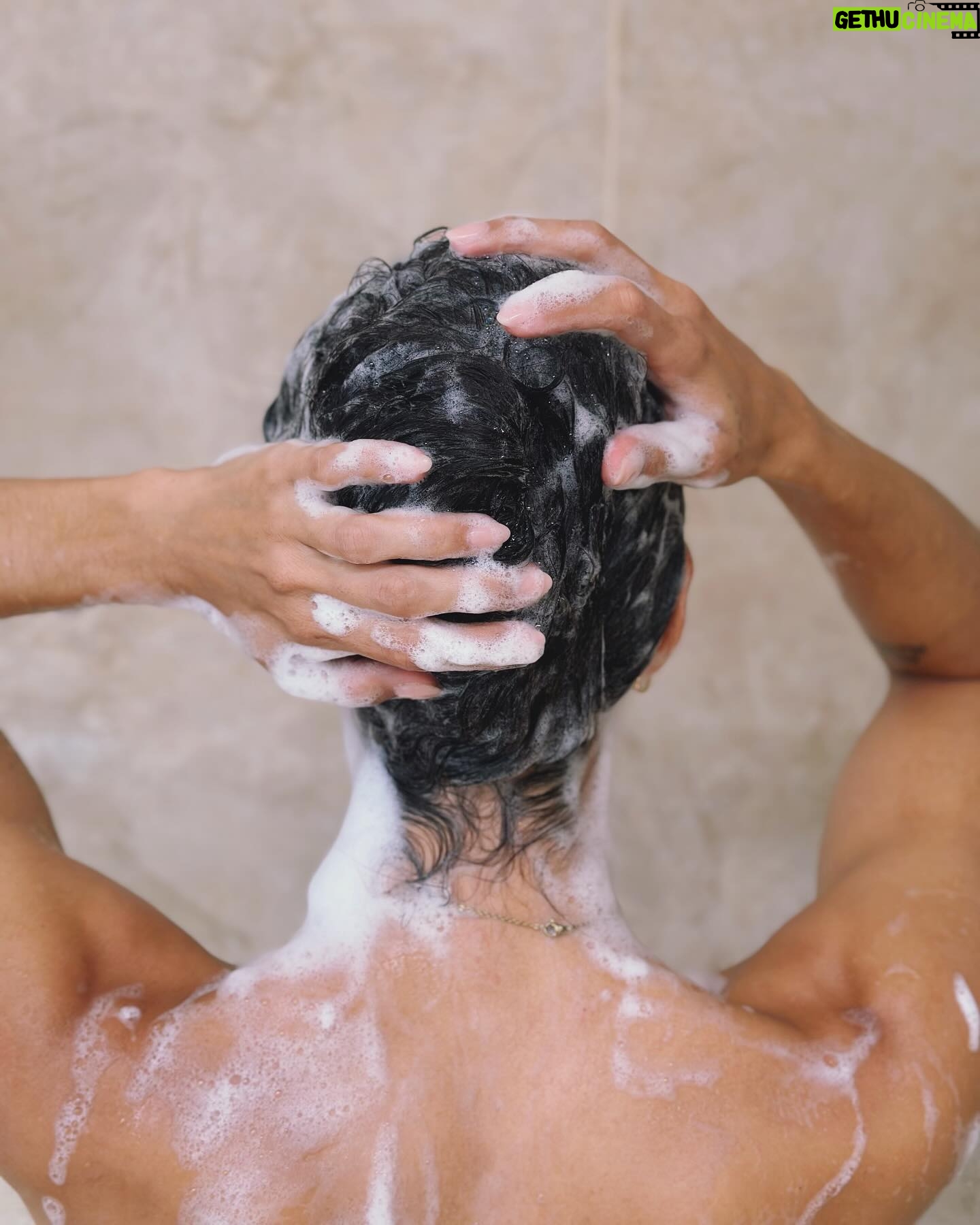Johanna Solano - 9.5K Likes - Liso perfecto y libre de frizz para esta temporada de verano y fiestas!! 🤩 Esta Keratina de @kativacostarica se ha vuelto uno de mis productos favoritos porque me lo puedo hacer solita en casa muy fácil, me deja el cabello brillante y suave sin necesidad de estar estilizándolo todos los días, y además es VEGANO! 🌱 El combo perfecto! 💁🏽♀️💚