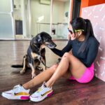 Johanna Solano Instagram - ¡Cómo te cambia la vida un perro! Lo reafirmo todos los días cuando mi manada me despierta alegre cada mañana, pero hoy, después de un par de días “bajoneada” de ánimos, Fito aún con todo su dolor, me recuerda que siempre hay alguna razón para “mover la cola”. 🐾 Vi a Fito por primera vez, completamente sólo, golpeado y asustado prácticamente en mitad de la nada mientras hacía MTB. Cuando regresé por él en carro no lo pude encontrar. 😞 Fueron días tristes pensando en lo mal qué debía estarla pasando. Gracias a las redes sociales mucha gente se enteró de su caso, entre ellos @fede_madrigal quien logró rescatarlo después de muchos intentos. 🙏🏽 Fito ha sufrido mucho: fracturas, golpes, ataques de Dios sabe qué, y también infecciones, pero finalmente está recibiendo la atención que necesita en el lugar que más confío: @veterinariamoncada. ❤️ Hoy Fito, sin duda en uno de sus momentos más oscuros, decide confiar nuevamente y es lo más tranquilo y dócil que se puedan imaginar. Me parte el corazón saber que un día tuvo una familia, y que fue descartado como basura, cuando un perro es el tesoro más grande que alguien puede tener. 🙏🏽 Temprano fui a entrenar sintiéndome triste, y bastaron unos minutos a su lado para apreciar la simpleza de las cosas. Fito aún está en recuperación, pero pronto necesitará un hogar. Quien decida darle una oportunidad tendrá muchísima suerte! 🤩