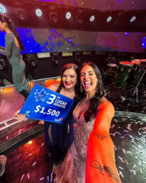 Johanna Solano Instagram - ¡¡¡QUÉ GRAN FINAL TUVIMOS EN @naceunaestrellacr!!! 🤩 No puedo creer lo rápido que pasaron estos 3 meses de puro talento y aprendizaje! 😱

Me voy con el corazón lleno de orgullo por todos ellos, por ilusionarnos cada noche hasta las lágrimas y hacernos brincar de alegría con su energía! Qué bárbaros!!! Los quiero y admiro! 🙏🏽

Gracias @teletica7 @vivianperaza18 @picaco7 @lulaprada por confiar una vez más en mi trabajo, por ofrecer estos espacios de entretenimiento sano para todos y hacerme parte de su éxito!

A mis colegas, pero antes que nada AMIGOS, @edgarsilvacr @mariafernandaleoncr GRACIAS por hacerme reír hasta llorar y hacer de este proyecto una de las cosas más lindas que hayan pasado! 🫶🏽

Y GRACIAS A USTEDES por su apoyo, sus mensajes de cariño, su tiempo de cada domingo! Nada de esto existiría sin su preferencia! ❤️ Nos vemos pronto!