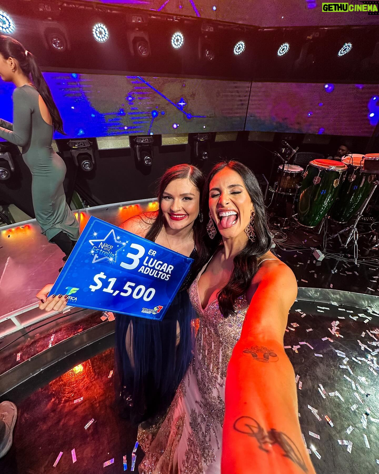 Johanna Solano - 10.1K Likes - ¡¡¡QUÉ GRAN FINAL TUVIMOS EN @naceunaestrellacr!!! 🤩 No puedo creer lo rápido que pasaron estos 3 meses de puro talento y aprendizaje! 😱
Me voy con el corazón lleno de orgullo por todos ellos, por ilusionarnos cada noche hasta las lágrimas y hacernos brincar de alegría con su energía! Qué bárbaros!!! Los quiero y admiro! 🙏🏽
Gracias @teletica7 @vivianperaza18 @picaco7 @lulaprada por confiar una vez más en mi trabajo, por ofrecer estos espacios de entretenimiento sano para todos y hacerme parte de su éxito!
A mis colegas, pero antes que nada AMIGOS, @edgarsilvacr @mariafernandaleoncr GRACIAS por hacerme reír hasta llorar y hacer de este proyecto una de las cosas más lindas que hayan pasado! 🫶🏽
Y GRACIAS A USTEDES por su apoyo, sus mensajes de cariño, su tiempo de cada domingo! Nada de esto existiría sin su preferencia! ❤️ Nos vemos pronto!