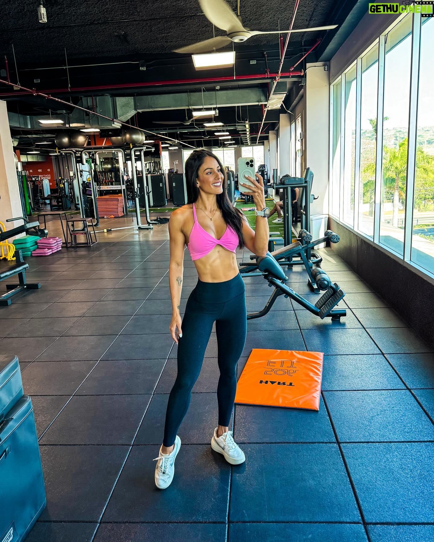 Johanna Solano - 11.3K Likes - Desde que tengo memoria he disfrutado mi vida al 1000%, cada año, cada etapa, cada rol, y gracias a Dios he tenido salud. 🙏🏽 Pero si hubiera sabido mucho antes lo que sé hoy, y que podía sentirme así de increíble (física y mentalmente), uffff, habría modificado mis hábitos alimenticios sin dudarlo.
Cuánta paz y energía habría ganado, de cuánta basura habría librado a mi cuerpo y cuánto sufrimiento hubiera evitado. 🌱 Me consuela saber que aunque me tardé, cambié. 🙏🏽
