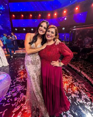 Johanna Solano Instagram - ¡¡¡QUÉ GRAN FINAL TUVIMOS EN @naceunaestrellacr!!! 🤩 No puedo creer lo rápido que pasaron estos 3 meses de puro talento y aprendizaje! 😱

Me voy con el corazón lleno de orgullo por todos ellos, por ilusionarnos cada noche hasta las lágrimas y hacernos brincar de alegría con su energía! Qué bárbaros!!! Los quiero y admiro! 🙏🏽

Gracias @teletica7 @vivianperaza18 @picaco7 @lulaprada por confiar una vez más en mi trabajo, por ofrecer estos espacios de entretenimiento sano para todos y hacerme parte de su éxito!

A mis colegas, pero antes que nada AMIGOS, @edgarsilvacr @mariafernandaleoncr GRACIAS por hacerme reír hasta llorar y hacer de este proyecto una de las cosas más lindas que hayan pasado! 🫶🏽

Y GRACIAS A USTEDES por su apoyo, sus mensajes de cariño, su tiempo de cada domingo! Nada de esto existiría sin su preferencia! ❤️ Nos vemos pronto!