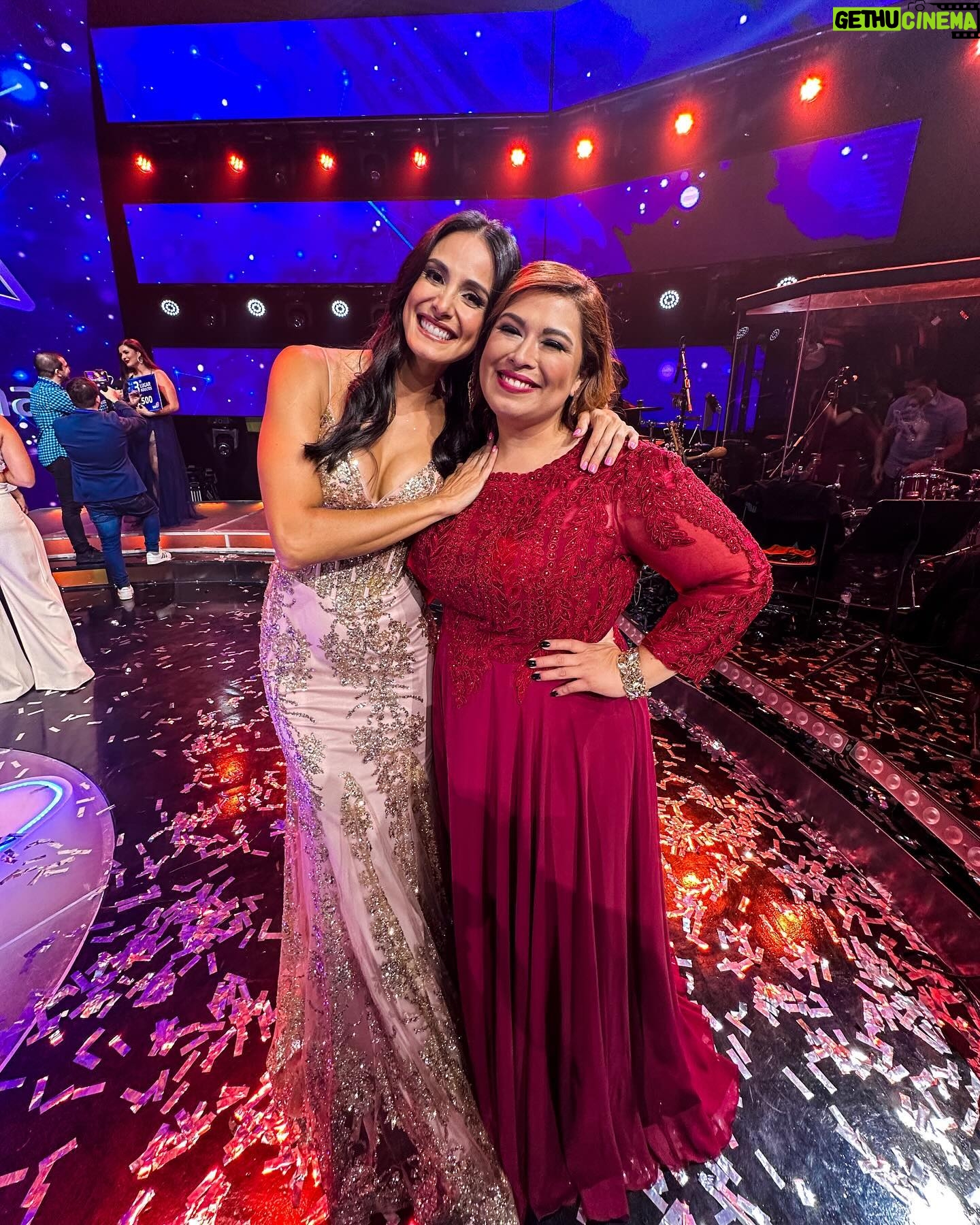 Johanna Solano - 10.1K Likes - ¡¡¡QUÉ GRAN FINAL TUVIMOS EN @naceunaestrellacr!!! 🤩 No puedo creer lo rápido que pasaron estos 3 meses de puro talento y aprendizaje! 😱
Me voy con el corazón lleno de orgullo por todos ellos, por ilusionarnos cada noche hasta las lágrimas y hacernos brincar de alegría con su energía! Qué bárbaros!!! Los quiero y admiro! 🙏🏽
Gracias @teletica7 @vivianperaza18 @picaco7 @lulaprada por confiar una vez más en mi trabajo, por ofrecer estos espacios de entretenimiento sano para todos y hacerme parte de su éxito!
A mis colegas, pero antes que nada AMIGOS, @edgarsilvacr @mariafernandaleoncr GRACIAS por hacerme reír hasta llorar y hacer de este proyecto una de las cosas más lindas que hayan pasado! 🫶🏽
Y GRACIAS A USTEDES por su apoyo, sus mensajes de cariño, su tiempo de cada domingo! Nada de esto existiría sin su preferencia! ❤️ Nos vemos pronto!