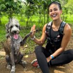 Johanna Solano Instagram - “¡Lo logramos mamá! Chócala!” 🤣 Shaki, la rockstar de la familia además es una súper atleta! Me acompaña siempre a la montaña y aunque empezamos poco a poco hace meses, ahora corre conmigo hasta 2hrs! 😍 Y se porta increíble! Mi alma gemela!