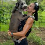 Johanna Solano Instagram - “¡Lo logramos mamá! Chócala!” 🤣 Shaki, la rockstar de la familia además es una súper atleta! Me acompaña siempre a la montaña y aunque empezamos poco a poco hace meses, ahora corre conmigo hasta 2hrs! 😍 Y se porta increíble! Mi alma gemela!