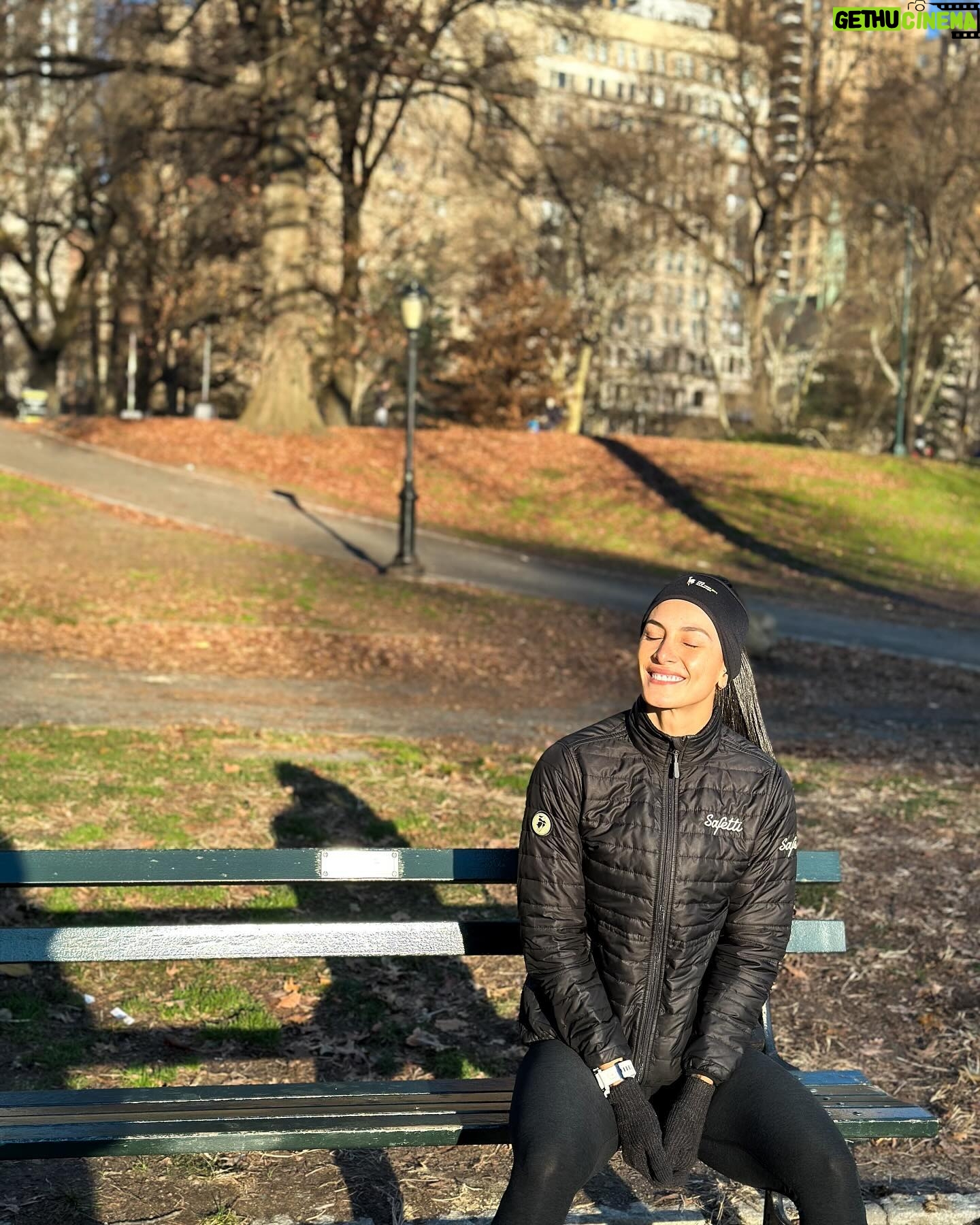 Johanna Solano - 10.3K Likes - Cada vez que vengo me convenzo más, en otra vida tuve que haber sido neoyorquina! 🥹 Esta ciudad me tiene siempre con los sentimientos a flor de piel! 🖤