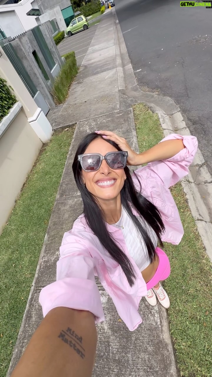 Johanna Solano Instagram - ¡UberGreen ya está en el país! 😍 Hoy lo utilicé por primera vez y me encantó! Viajé en un carro 100% eléctrico, moderno, silencioso y además de contribuí a reducir mi huella de carbono con un viaje cero emisiones! 💚🌎 #UberGreen #CeroEmisiones