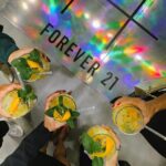 Johanna Solano Instagram - ¡Ayer vivimos una noche espectacular gracias a @forever21latam! Fue la inauguración oficial de la nueva tienda en Avenida Escazú y además de que está divina hubo un montón de actividades chivísimas, entre ellas CONOCER A @guaynaa!!! 🤩💥🙌🏽 Hay cosas lindísimas, pásense por la tienda un día de estos, yo conseguí varias cositas que ya necesitaba!! 😍