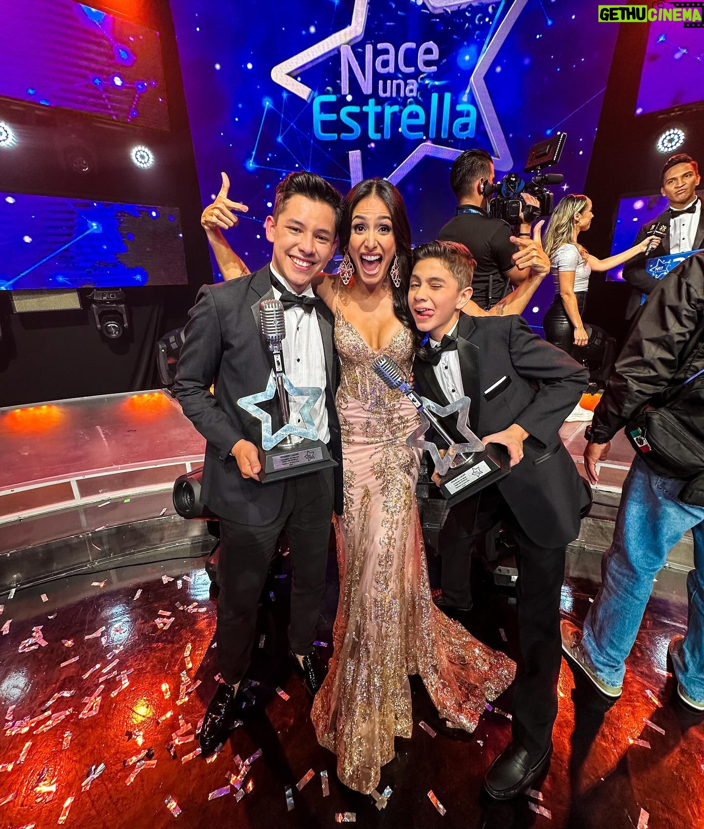 Johanna Solano - 10.1K Likes - ¡¡¡QUÉ GRAN FINAL TUVIMOS EN @naceunaestrellacr!!! 🤩 No puedo creer lo rápido que pasaron estos 3 meses de puro talento y aprendizaje! 😱
Me voy con el corazón lleno de orgullo por todos ellos, por ilusionarnos cada noche hasta las lágrimas y hacernos brincar de alegría con su energía! Qué bárbaros!!! Los quiero y admiro! 🙏🏽
Gracias @teletica7 @vivianperaza18 @picaco7 @lulaprada por confiar una vez más en mi trabajo, por ofrecer estos espacios de entretenimiento sano para todos y hacerme parte de su éxito!
A mis colegas, pero antes que nada AMIGOS, @edgarsilvacr @mariafernandaleoncr GRACIAS por hacerme reír hasta llorar y hacer de este proyecto una de las cosas más lindas que hayan pasado! 🫶🏽
Y GRACIAS A USTEDES por su apoyo, sus mensajes de cariño, su tiempo de cada domingo! Nada de esto existiría sin su preferencia! ❤️ Nos vemos pronto!