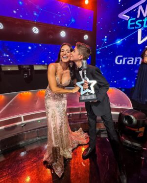 Johanna Solano Instagram - ¡¡¡QUÉ GRAN FINAL TUVIMOS EN @naceunaestrellacr!!! 🤩 No puedo creer lo rápido que pasaron estos 3 meses de puro talento y aprendizaje! 😱

Me voy con el corazón lleno de orgullo por todos ellos, por ilusionarnos cada noche hasta las lágrimas y hacernos brincar de alegría con su energía! Qué bárbaros!!! Los quiero y admiro! 🙏🏽

Gracias @teletica7 @vivianperaza18 @picaco7 @lulaprada por confiar una vez más en mi trabajo, por ofrecer estos espacios de entretenimiento sano para todos y hacerme parte de su éxito!

A mis colegas, pero antes que nada AMIGOS, @edgarsilvacr @mariafernandaleoncr GRACIAS por hacerme reír hasta llorar y hacer de este proyecto una de las cosas más lindas que hayan pasado! 🫶🏽

Y GRACIAS A USTEDES por su apoyo, sus mensajes de cariño, su tiempo de cada domingo! Nada de esto existiría sin su preferencia! ❤️ Nos vemos pronto!