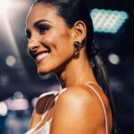 Johanna Solano Instagram - Sabían que mi primer trabajo fue como encuestadora en un call center a los 17 años? Ayer un amigo me preguntó si alguna vez tuve trabajo de oficina. Me hizo gracia su pregunta porque imagino que muchos de ustedes pensarán que no. No cuento estas cosas para que sientan compasión o empatía con mi historia. Me gusta recordarlas y contarlas porque a veces se nos olvida que la vida de todos ha sido diferente, y al mismo tiempo más parecida a la de los demás de lo que imaginamos. Así que aquí les va alguito de mi historia: - Recién salida del colegio, y con carta firmada por mi mamá para poder trabajar siendo menor de edad, tocaba colaborar con la casa y comenzar a salir adelante. No sabía inglés, por lo que fui contratada para hacer encuestas en español a españoles (obvio pagaban menos), y cuando no me colgaban, me insultaban o gritaban. A pesar de todo, gracias a Dios ese trabajo me permitió empezar a pagar mis estudios en inglés, todos los días después de la jornada laboral. Definitivamente era difícil, ya que trabajaba de 6am a 3pm en San Pedro, y vivía en Heredia, lo que significaba levantarme a las 3:30am para agarrar bus de 4:30am, atravesar toda la Avenida Central a pie y en tacones (trataba de verme presentable) para llegar a tiempo, y después de las lecciones nuevamente irme a casa por la noche para comenzar de nuevo el día siguiente. - Cuando ya sabía algo de inglés me animé a asistir a una feria de trabajo de HP. Poco a poco fui pasando los filtros y diferentes entrevistas y al aprobar la última entrevista se me pidió la cédula para formular el contrato y ¿adivinen qué? ¡Aún no tenía! Nadie me lo había preguntado y lamentablemente no pudieron contratarme. Me preguntaron la fecha en la que cumpliría los 18 años y prometieron llamarme entonces. Juré que jamás lo harían, y bueno, el día de mi cumpleaños, como habían prometido, me pidieron que volviera para contratarme. 🙏😭 (continúa en comentarios)…