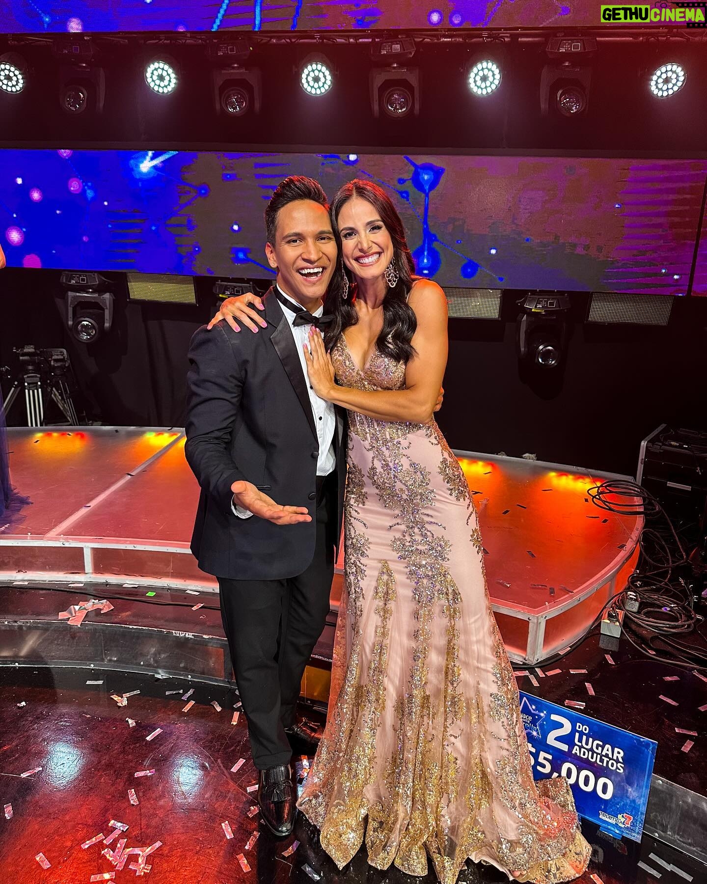 Johanna Solano - 10.1K Likes - ¡¡¡QUÉ GRAN FINAL TUVIMOS EN @naceunaestrellacr!!! 🤩 No puedo creer lo rápido que pasaron estos 3 meses de puro talento y aprendizaje! 😱
Me voy con el corazón lleno de orgullo por todos ellos, por ilusionarnos cada noche hasta las lágrimas y hacernos brincar de alegría con su energía! Qué bárbaros!!! Los quiero y admiro! 🙏🏽
Gracias @teletica7 @vivianperaza18 @picaco7 @lulaprada por confiar una vez más en mi trabajo, por ofrecer estos espacios de entretenimiento sano para todos y hacerme parte de su éxito!
A mis colegas, pero antes que nada AMIGOS, @edgarsilvacr @mariafernandaleoncr GRACIAS por hacerme reír hasta llorar y hacer de este proyecto una de las cosas más lindas que hayan pasado! 🫶🏽
Y GRACIAS A USTEDES por su apoyo, sus mensajes de cariño, su tiempo de cada domingo! Nada de esto existiría sin su preferencia! ❤️ Nos vemos pronto!
